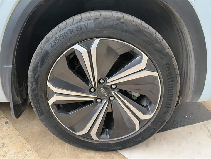 Фото 6 - Geely Monjaro