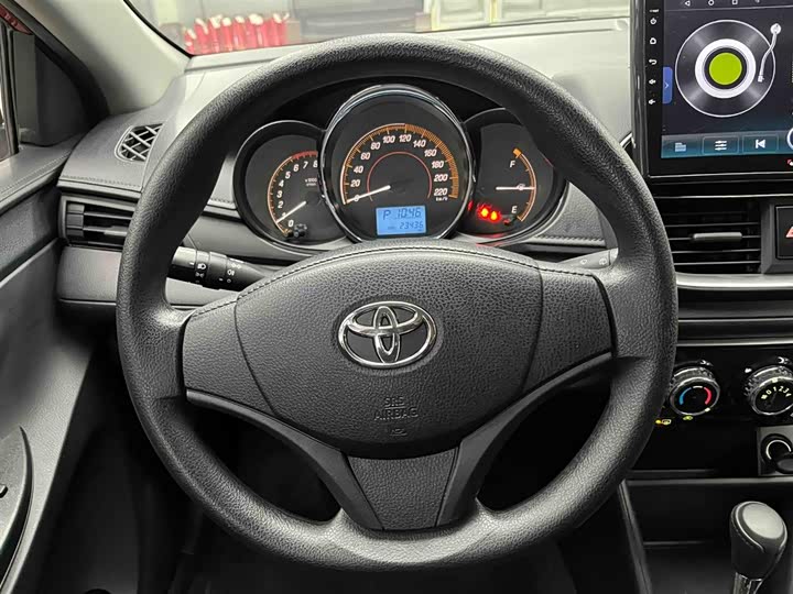 Фото 3 - Toyota Yaris L Hatchback