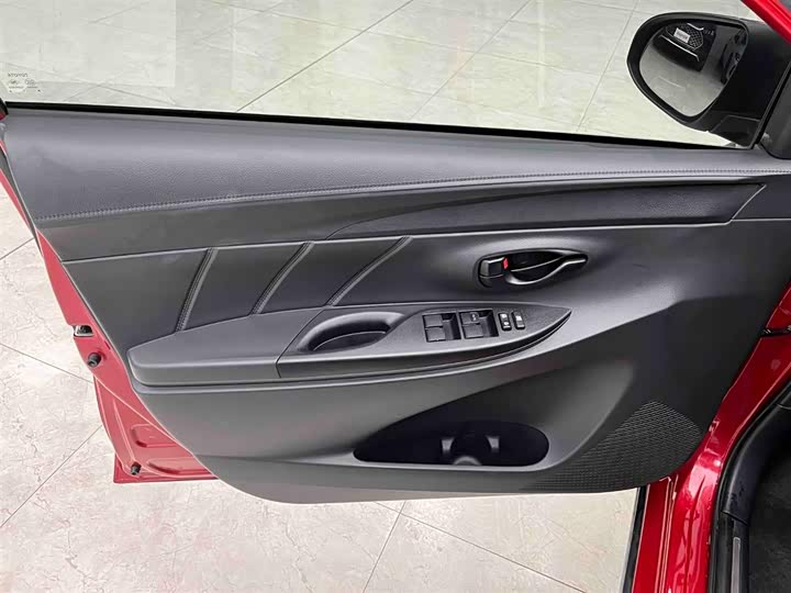 Фото 8 - Toyota Yaris L Hatchback