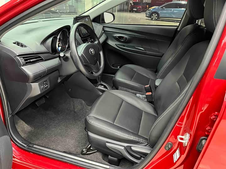 Фото 9 - Toyota Yaris L Hatchback