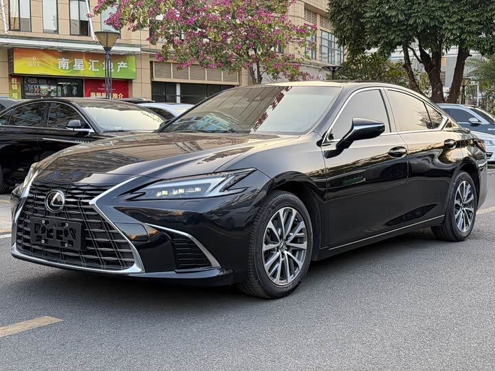 Фото 1 - Lexus ES