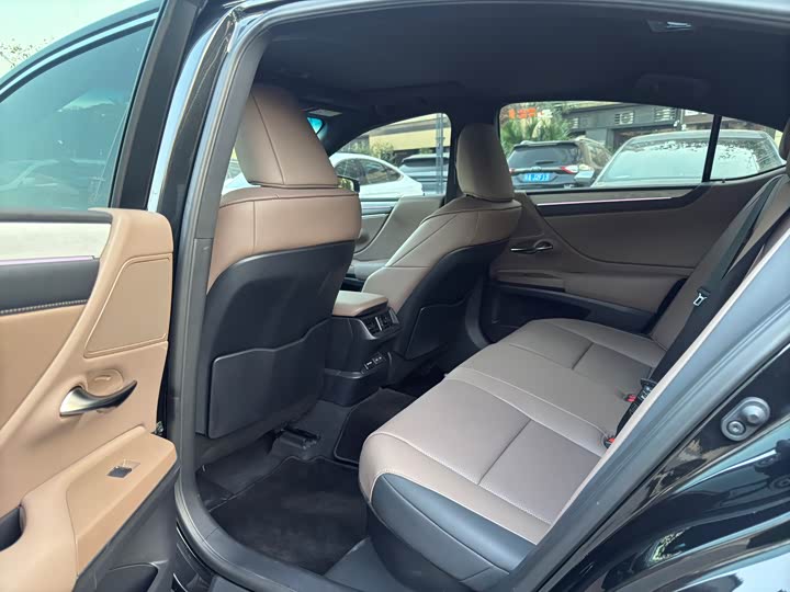 Фото 8 - Lexus ES