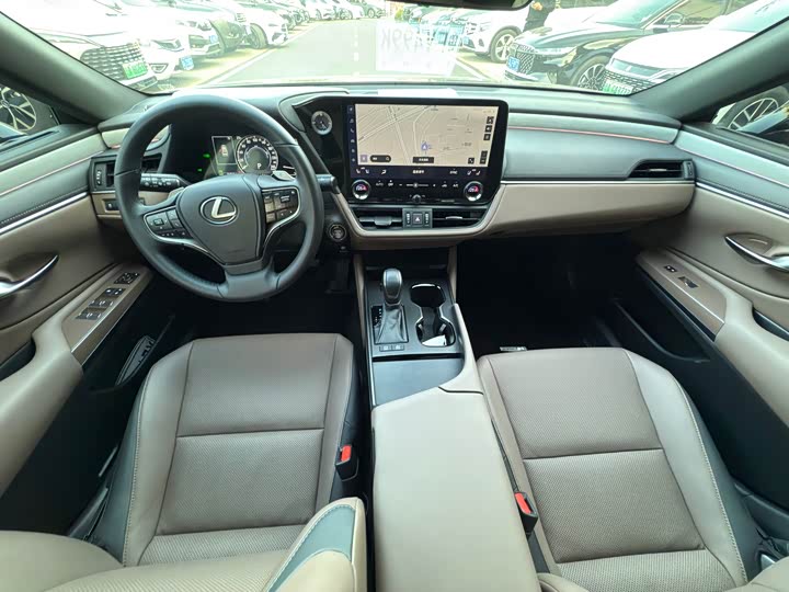 Фото 9 - Lexus ES