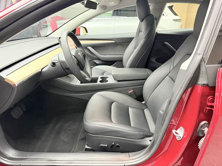 Фото 4 - Tesla Model 3