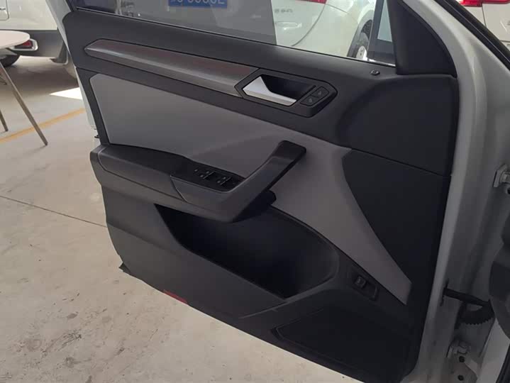 Фото 7 - Volkswagen T-Roc