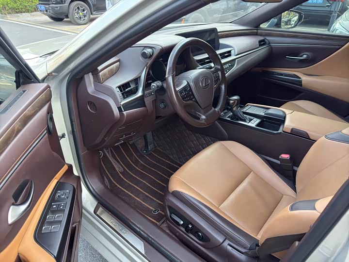 Фото 4 - Lexus ES