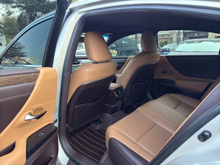 Фото 5 - Lexus ES