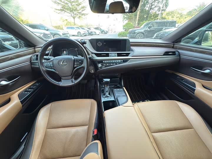 Фото 6 - Lexus ES