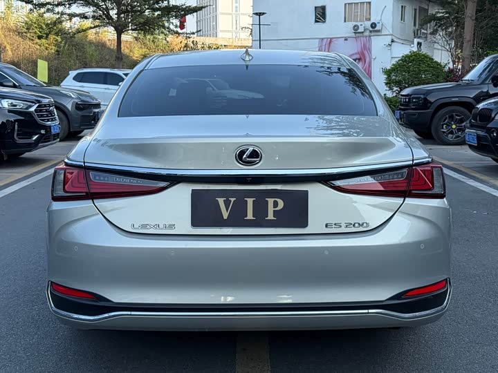 Фото 7 - Lexus ES