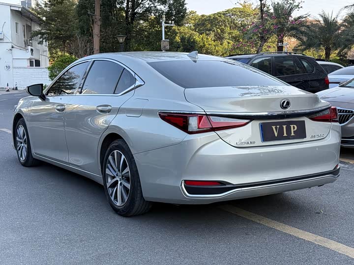 Фото 9 - Lexus ES