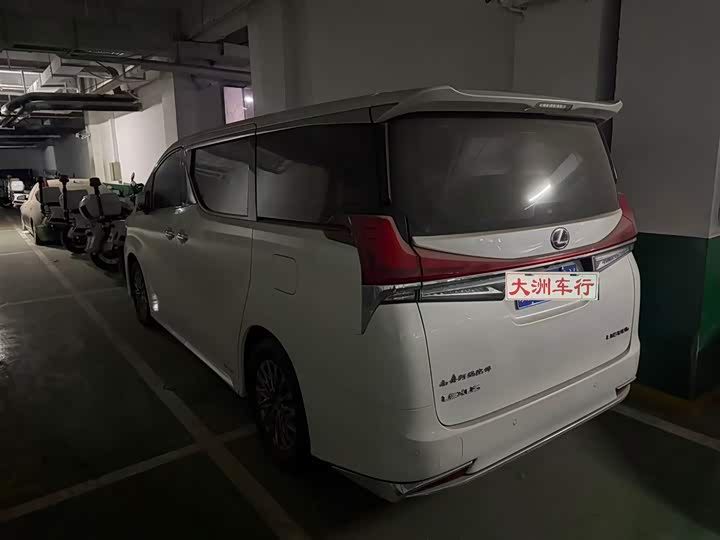 Фото 2 - Lexus LM