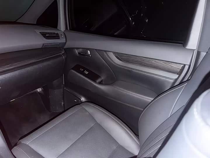 Фото 7 - Lexus LM