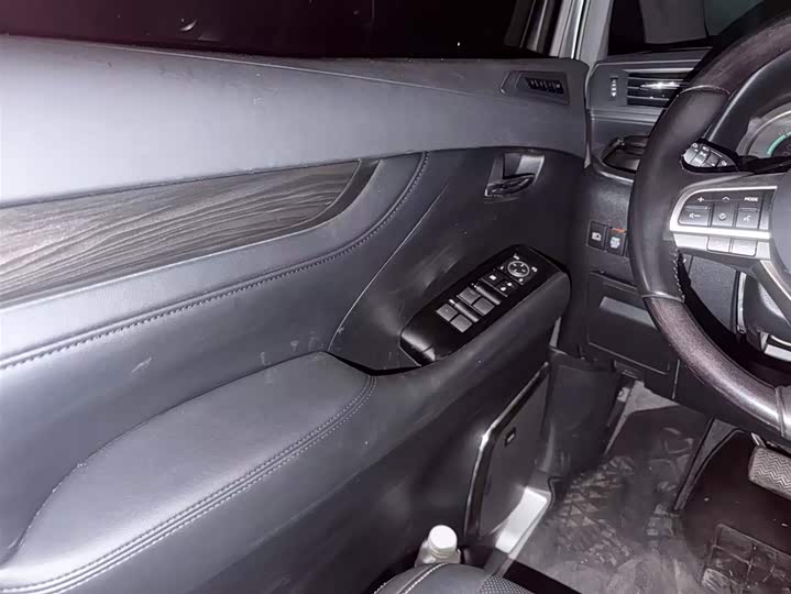 Фото 8 - Lexus LM