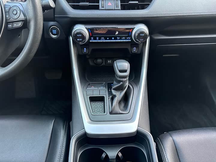 Фото 7 - Toyota RAV4