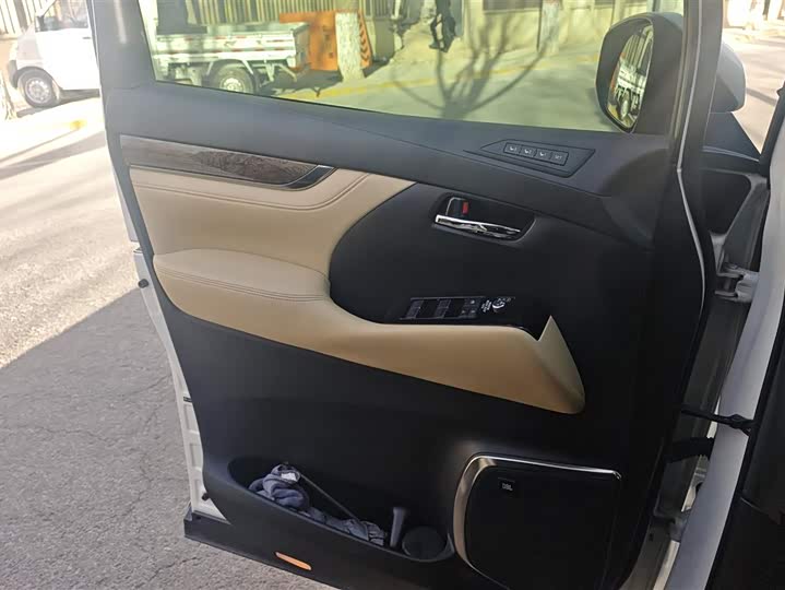 Фото 7 - Toyota Alphard