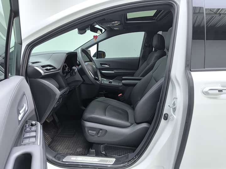 Фото 7 - Toyota Sienna