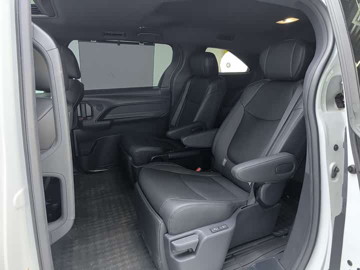 Фото 8 - Toyota Sienna