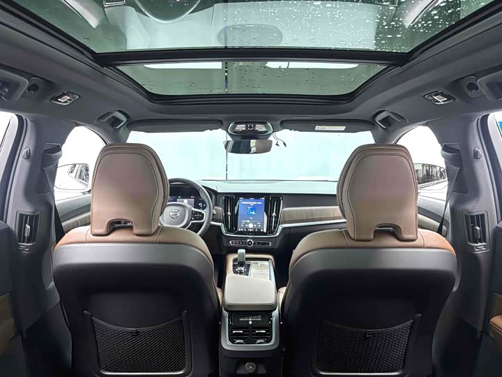 Фото 9 - Volvo V90