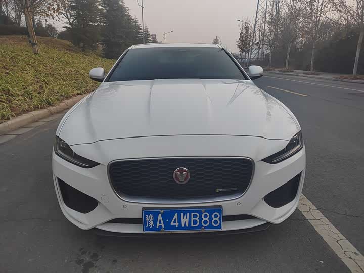 Фото 2 - Jaguar XE L