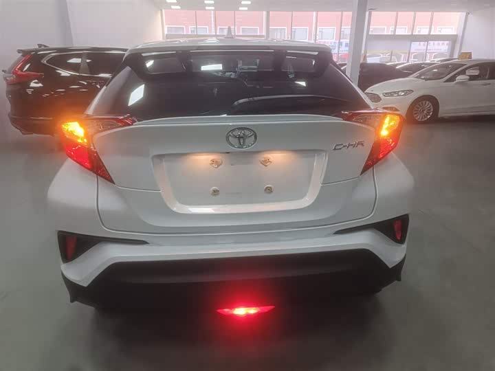 Фото 6 - Toyota C-HR