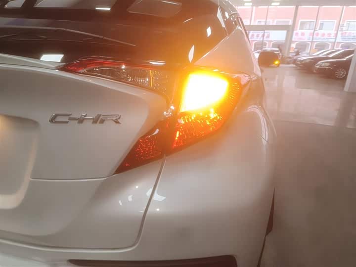 Фото 8 - Toyota C-HR