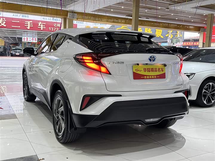 Фото 4 - Toyota C-HR