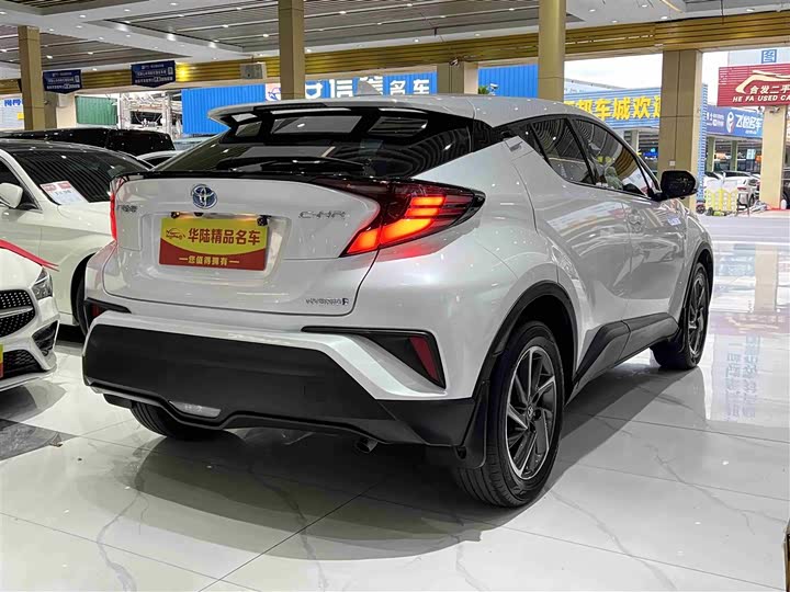 Фото 6 - Toyota C-HR