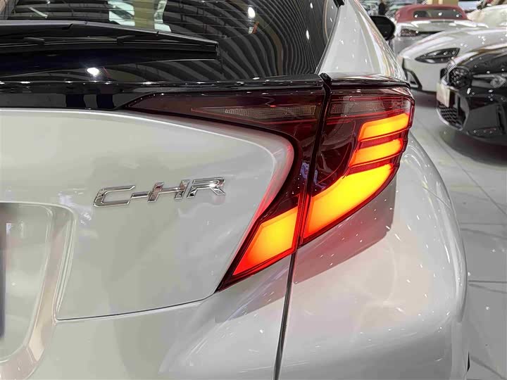 Фото 8 - Toyota C-HR