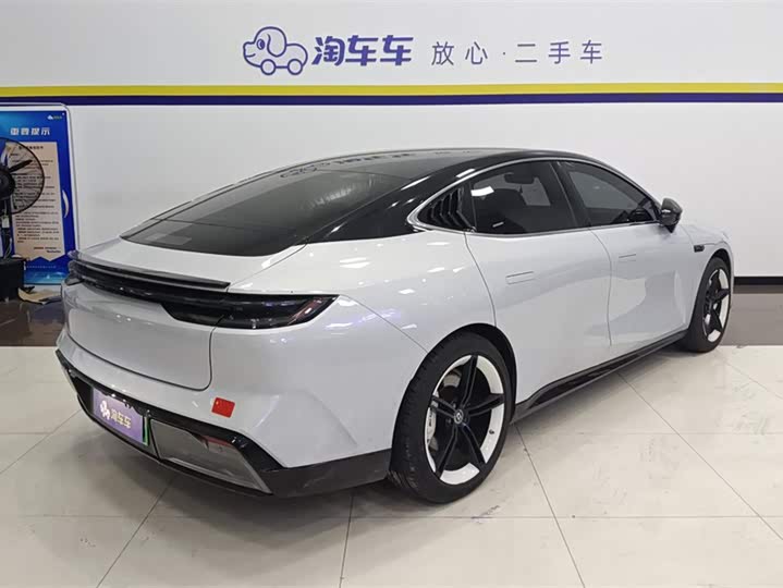 Фото 3 - Geely Galaxy E8