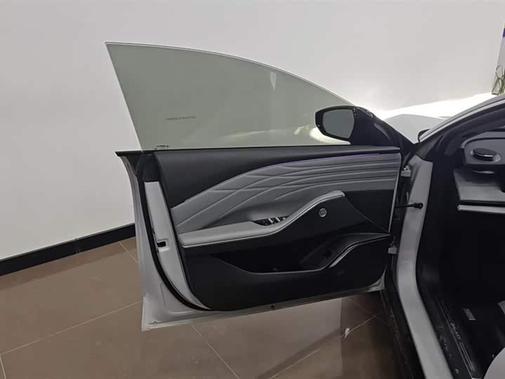 Фото 7 - Geely Galaxy E8