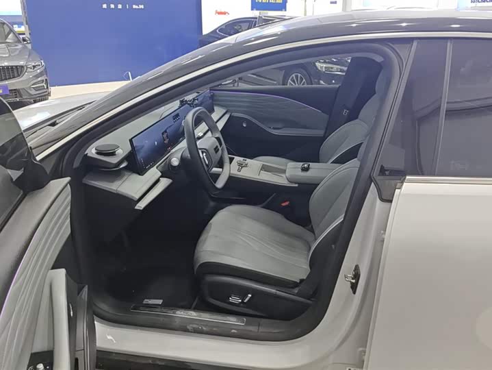 Фото 9 - Geely Galaxy E8