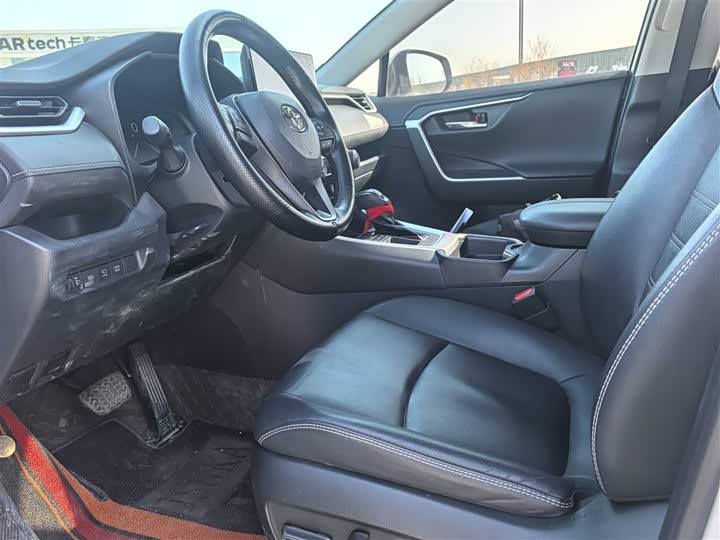 Фото 7 - Toyota RAV4