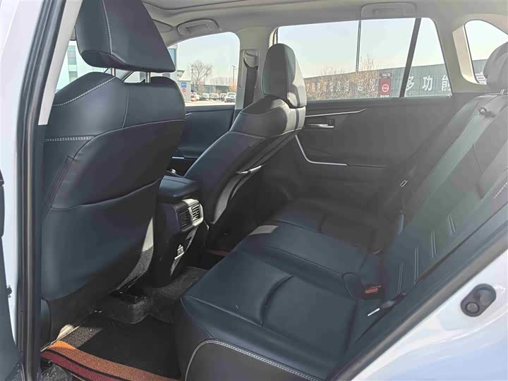 Фото 8 - Toyota RAV4