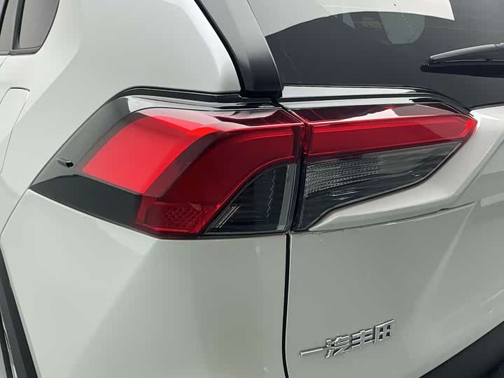 Фото 9 - Toyota RAV4