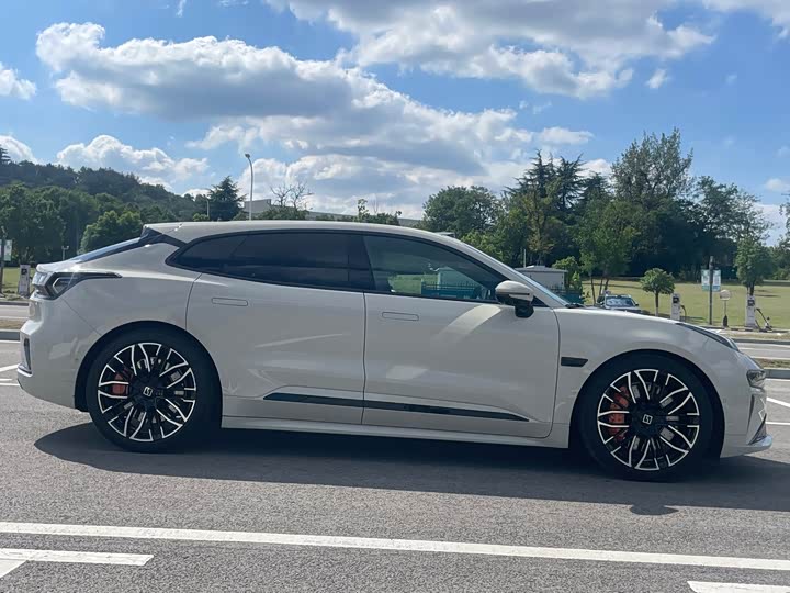 Фото 7 - Zeekr 001