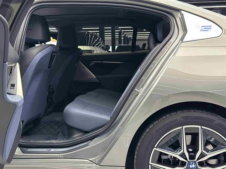 Фото 7 - BMW i5