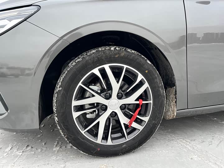 Фото 2 - Geely Emgrand