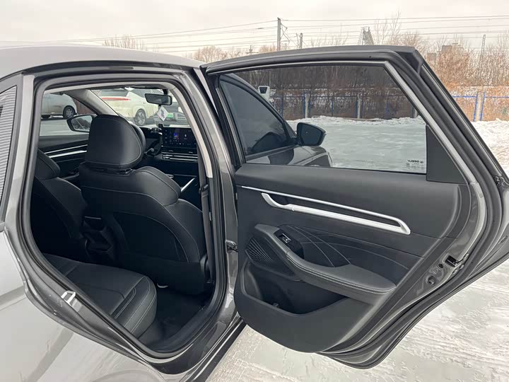 Фото 9 - Geely Emgrand