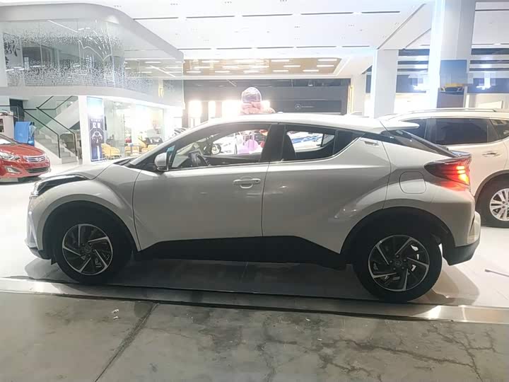 Фото 5 - Toyota C-HR