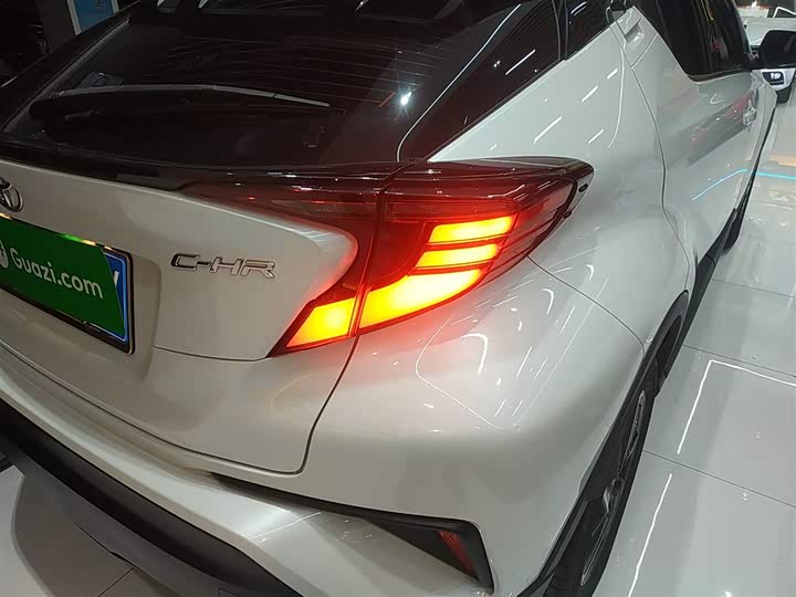 Фото 8 - Toyota C-HR