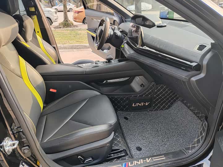 Фото 9 - Changan UNI-V