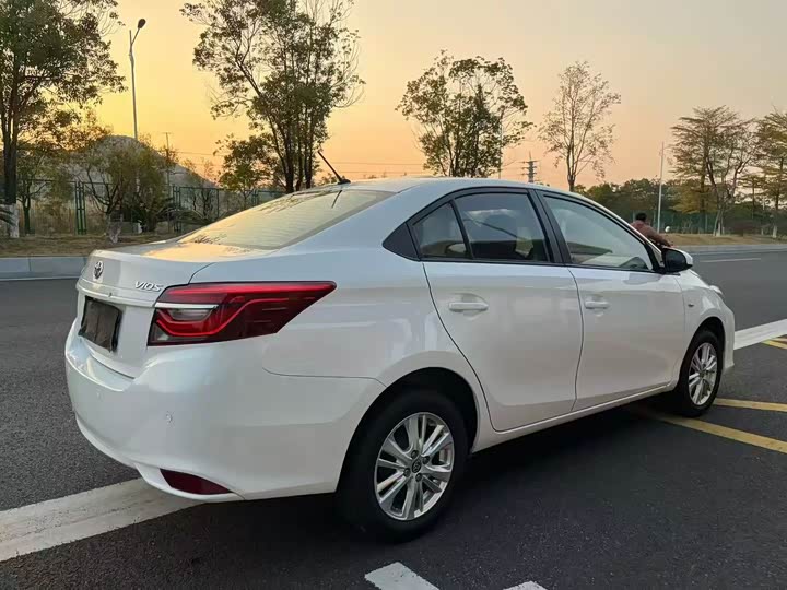 Фото 5 - Toyota Vios