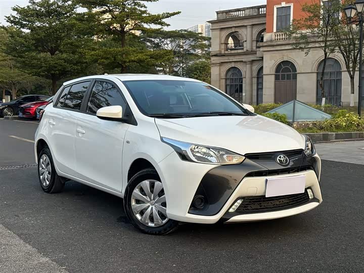 Фото 3 - Toyota Yaris L Hatchback