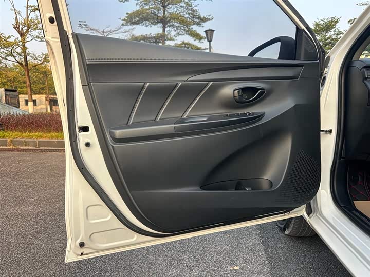 Фото 4 - Toyota Yaris L Hatchback