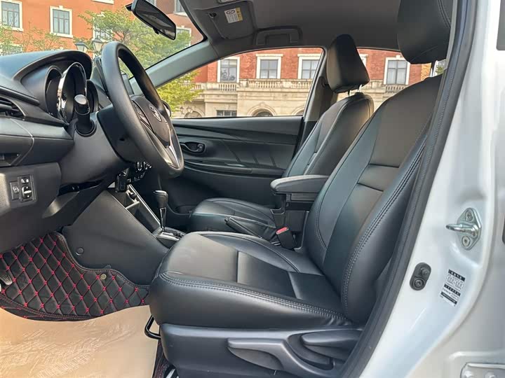 Фото 5 - Toyota Yaris L Hatchback