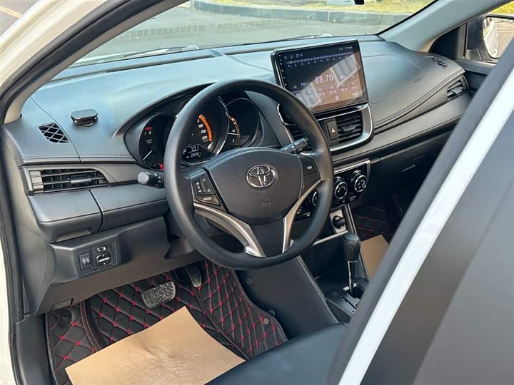 Фото 6 - Toyota Yaris L Hatchback