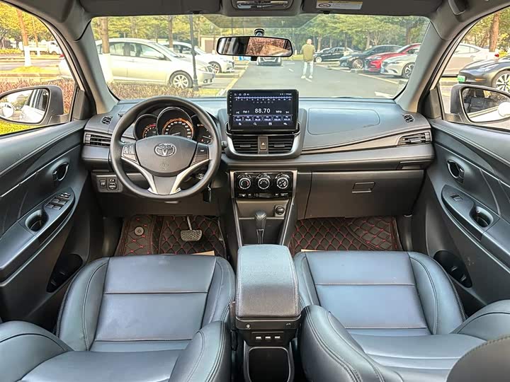 Фото 8 - Toyota Yaris L Hatchback