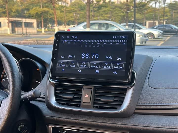 Фото 9 - Toyota Yaris L Hatchback