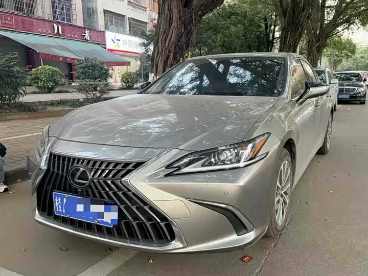 Фото 1 - Lexus ES