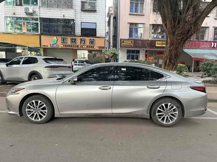 Фото 3 - Lexus ES